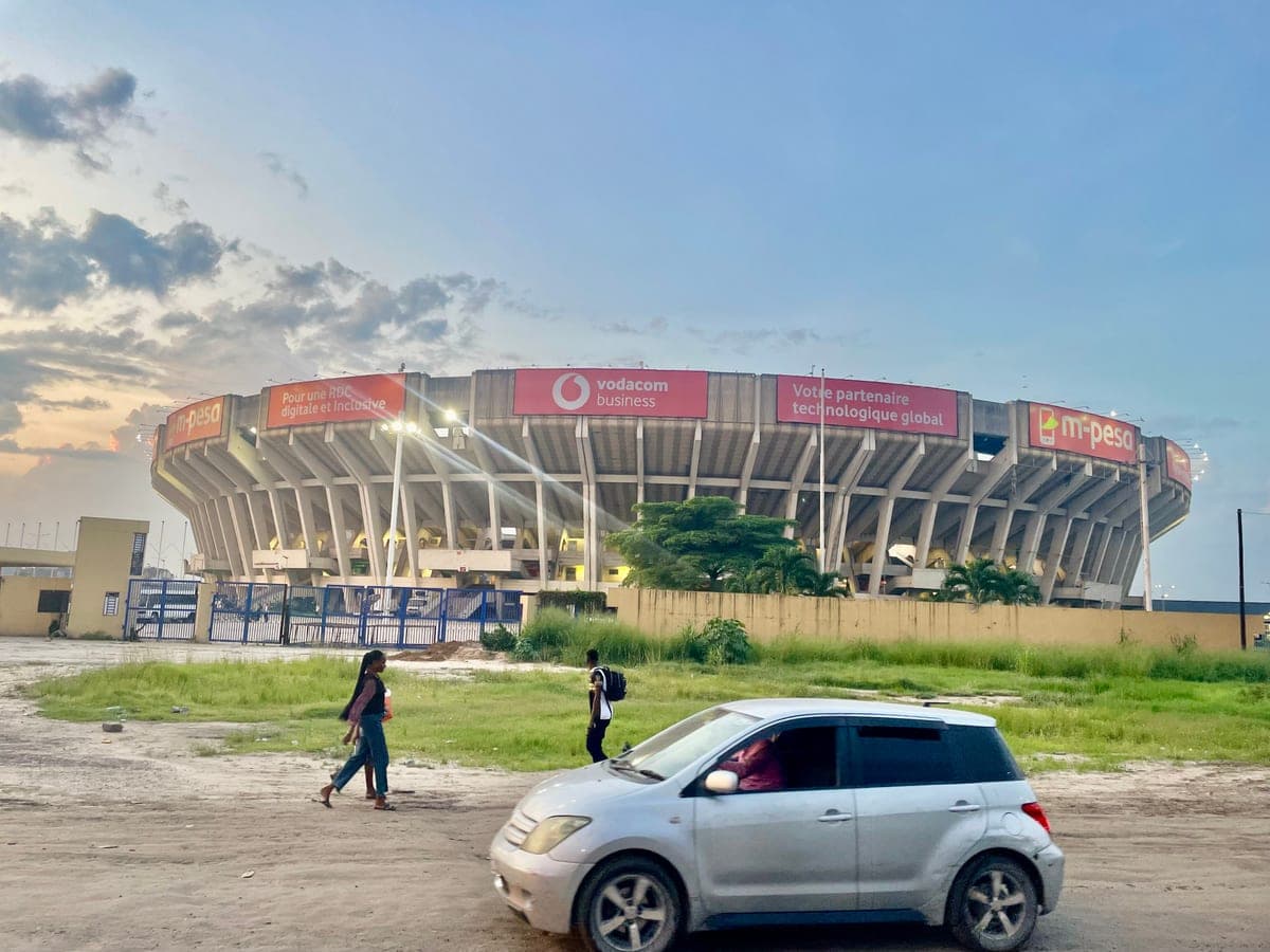 Archive, 7 mai 2025 : vue extérieure du Stade des Martyrs à Kinshasa, sous un ciel de fin de journée.